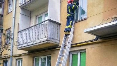 У Львові рятувальники потрапили у квартиру, де жінка потребувала медичної допомоги