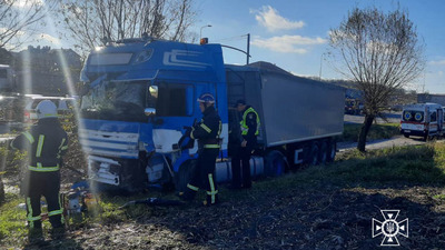 На Львівщині рятувальники деблокували водія вантажівки