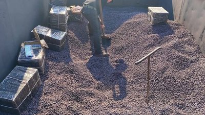 Тисячі пачок сигарет виявили прикордонники у вантажному потязі, що прямував з України в Угорщину