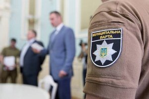 Муніципала, який погрожував зброєю пасажирам маршрутки звільнили з роботи