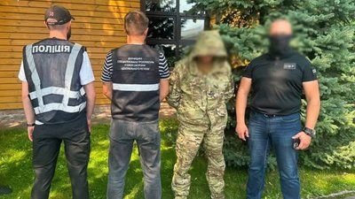 У Києві затримали торговця «трофейною» зброєю