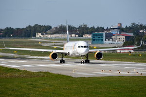 До Львова завітав "Boeing 757-300", який нещодавно прилетів в Україну та поповнив флот української авіакомпанії "Azur Air" (ФОТО)