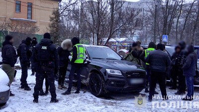 У Києві затримали чоловіків з посвідченнями волонтерів та журналістів, які у комендантську годину привозили vip-клієнтам наркотики та повій (ВІДЕО)