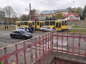 У Львові, внаслідок ДТП, горів автомобіль