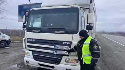 На трасі М-30 зупинили вантажівку з фальшивими номерами