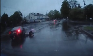 У Луцьку водій збив чоловіка з маленькою дитиною (відео)