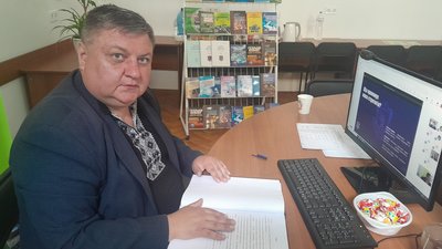 На Львівщині тяжко поранили викладача й убили його матір