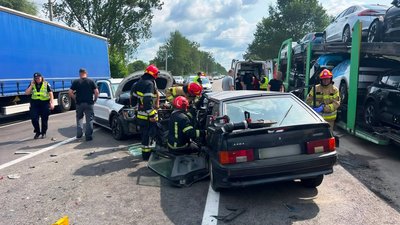 У Львівській області  рятувальники деблокували двох потерпілих у ДТП