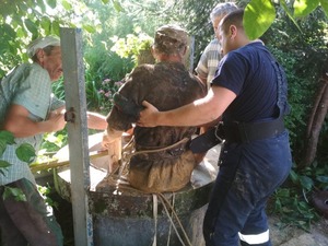 На Львівщині рятувальники витягнули чоловіка з колодязя (фото)