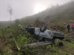 У жахливій ДТП на гірській дорозі загинув 19-річний водій, троє пасажирів у лікарні — поліція (ВІДЕО)