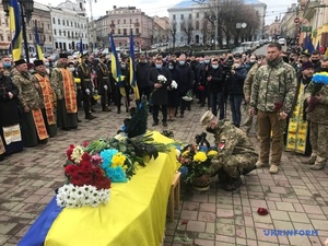 У Чернівцях прощаються із полеглим в зоні ООС Героєм (фоторепортаж)