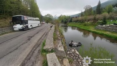 Опубліковано відео моменту ДТП на Прикарпатті, в якій автівка впала у річку після зіткнення з автобусом