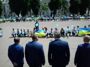 Як хмельницькі школярі ледь не на колінах зустрічали міністра юстиції (фото)