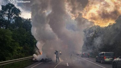 На Львівщині під час руху спалахнув автомобіль Mercedes