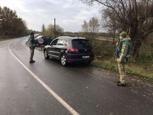 Львівські прикордонники затримали жінку, яка перевозила нелегалів (фото, відео)