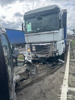 Увага, рух перекритий: поліція Львівщини показала фото з місця страшної ДТП (ФОТО)