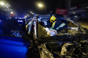 Жахлива ДТП в Києві: легковик на швидкості влетів в трактор комунальників (ФОТО)