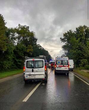 На автотрасі "Львів–Самбір" мікроавтобус в’їхав у вантажівку, є постраждалі (ФОТО)