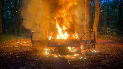 Біля Львова вщент згорів автомобіль (ФОТО, ВІДЕО)