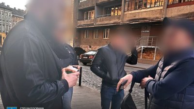На Львівщині затримали адвоката зі спільницею, які змушували чоловіків платити за укладання контракту із ЗСУ (ФОТО)