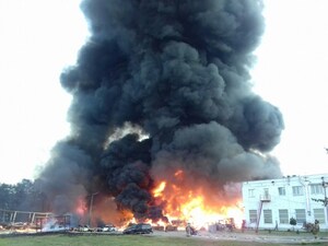 Вражаючі фото з місця пожежі на виробництві у Чишках