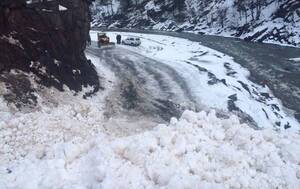 Водіїв Львівщини попереджають про можливі зсуви снігу на дороги у гірських районах