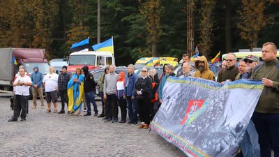 На Львівщині у День Незалежності волонтери з країн Балтії передали понад 80 автівок для військових
