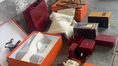 На кордоні вилучили незадекларовані бренди: каблучки Cartier та сумки Louis Vuitton на 450 тис. грн
