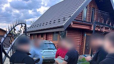 Затримали командира військової частини, який змушував підлеглих будувати йому будинок на Львівщині (ФОТО)