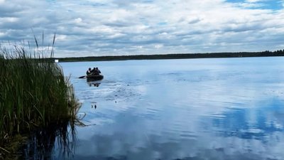 У Львівській області рятувальники допомогли підліткам, які опинилися посеред озера