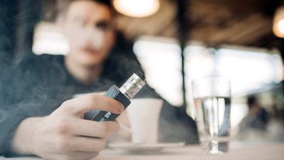 У Раді хочуть заборонити вейпи та кальяни для дітей до 17 років