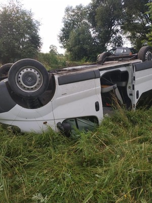 Львівські прикордонники врятували водія, який потрапив у ДТП і знепритомнів (фото)