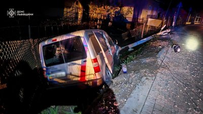 У Львові деблокували водія з понівеченого авто після удару в стовп