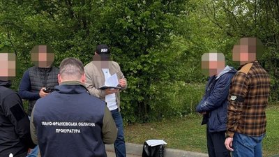 На Івано-Франківщині ДБР викрило адвоката, який за 18 тисяч євро обіцяв «вирішити питання»