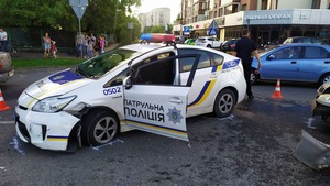 У Львові в ДТП потрапив поліцейський автомобіль (фото, відео)