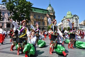 У Львові в День Конституції найкращі хореографічні колективи виконали наймасштабніший гопак (фото)