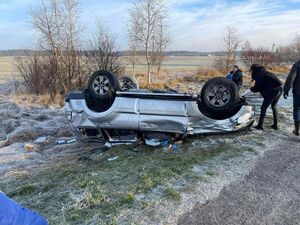 Перекинувся на дах: на Львівщині ДТП з потерпілими (ФОТО)