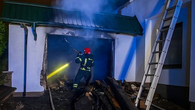 У Львівському районі спалахнув гараж, прибудований до будинка