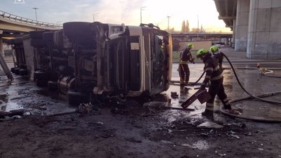 У Києві вантажівка злетіла з мосту: відомі деталі інциденту (ФОТО)