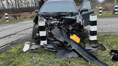 У потяг Чернівці-Львів врізався легковий автомобіль