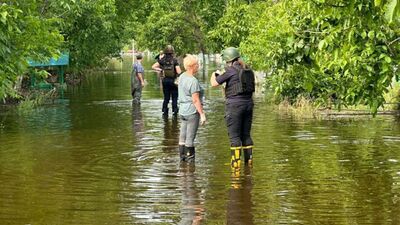 На Херсонщині почали збирати мул та сміття після підриву Каховської ГЕС