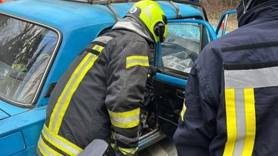 На Львівщині у ДТП зіткнулися три авто