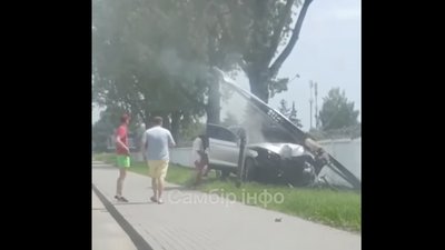 На Львівщині водій протаранив опору