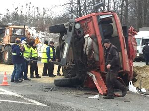 Поблизу Львова перекинулась вантажівка (фото, відео) ОНОВЛЕНО