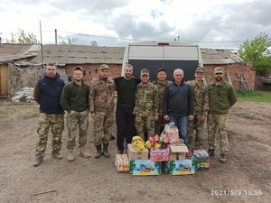 Волонтери Жовківщини передали великодні подарунки українським воїнам (фото)