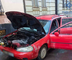 У Львові посеред вулиці спалахнув автомобіль 