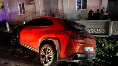 Суддя на Lexus збила двох людей на переході на Івано-Франківщині: є загиблий