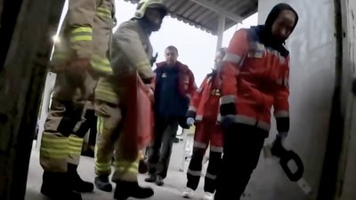У Рівному рятувальники витягнули чоловіка з триметрової ліфтової шахти (ВІДЕО)