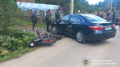 На Львівщині в ДТП зіткнулися автомобіль і мотоцикл: травмований підліток