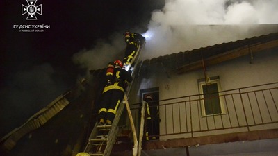 У Винниках працівники трьох пожежних частин гасили масштабну пожежу (ФОТО)